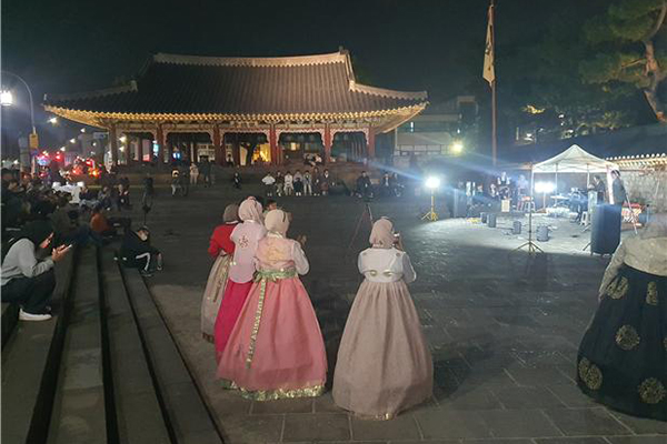 제주목관아에서 한복을 입은 관광객들이 야간 공연을 즐기고 있다. /사진=제주도 세계유산본부.